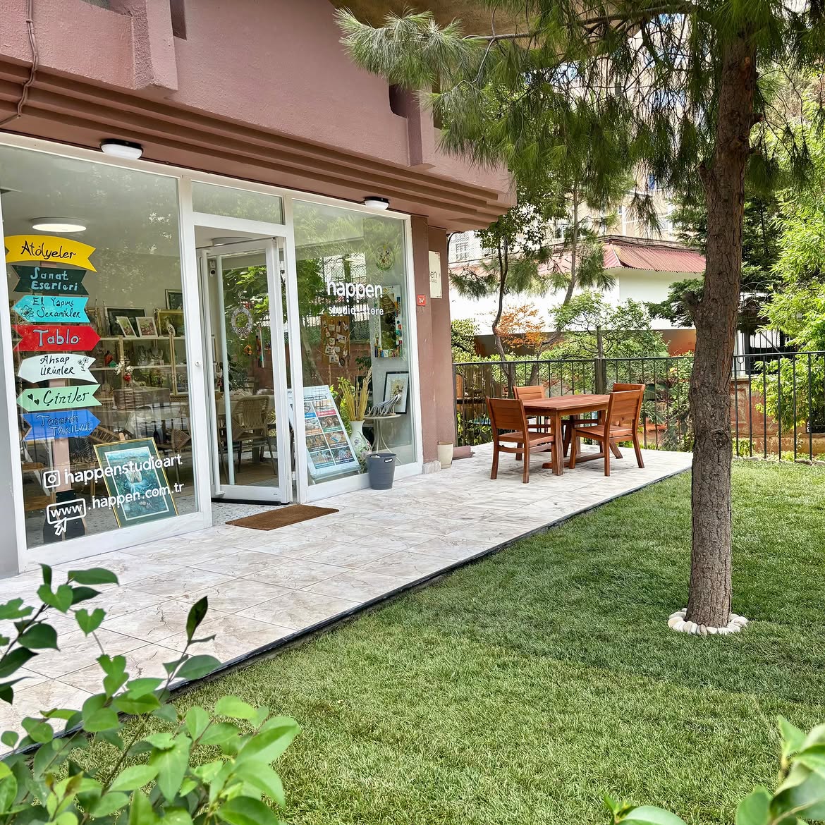 Happen Studio’nun Kadıköy’deki atölyesinin renkli vitrini ve girişi