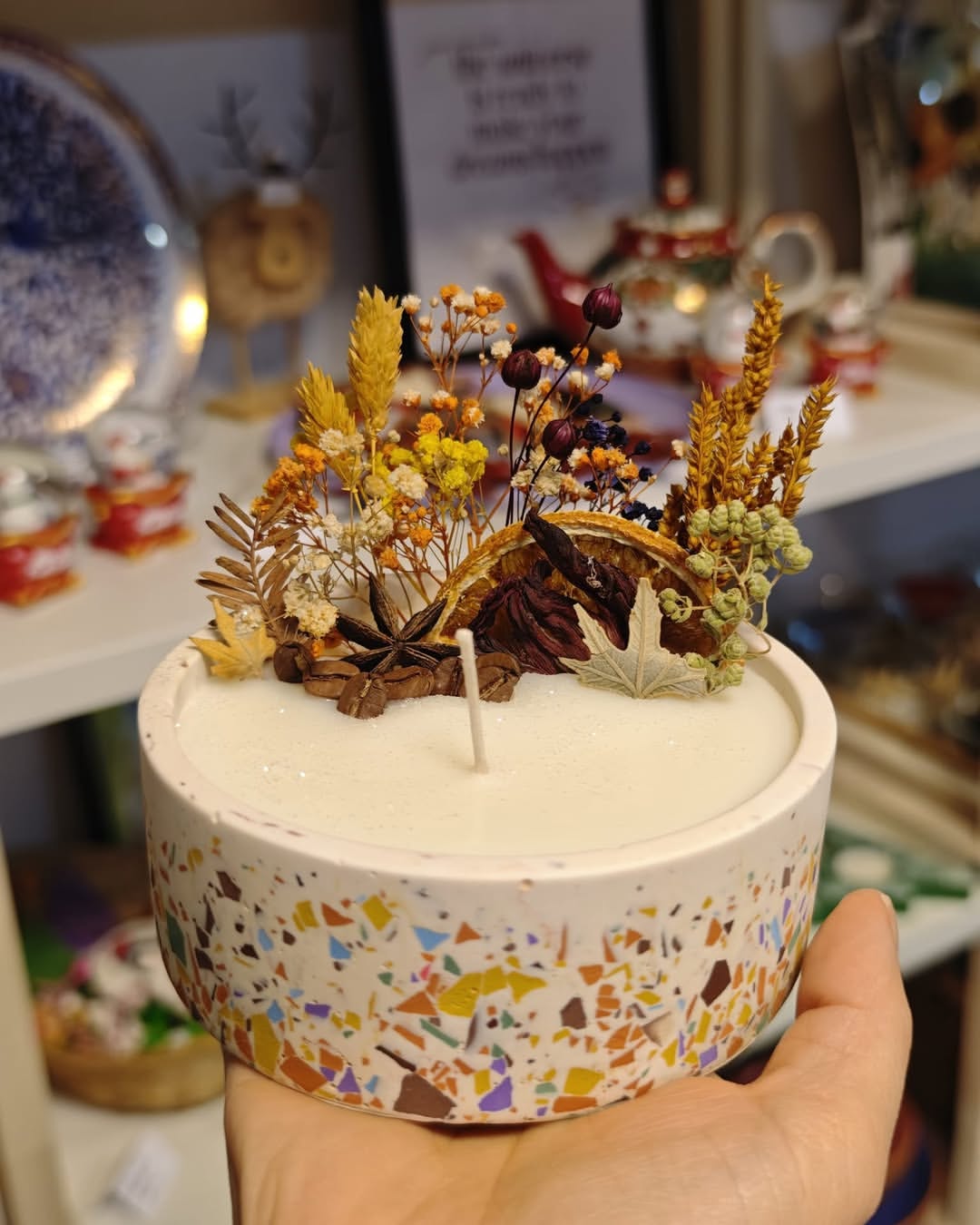 Happen atölyesinde üretilmiş renkli terrazzo mumluk
